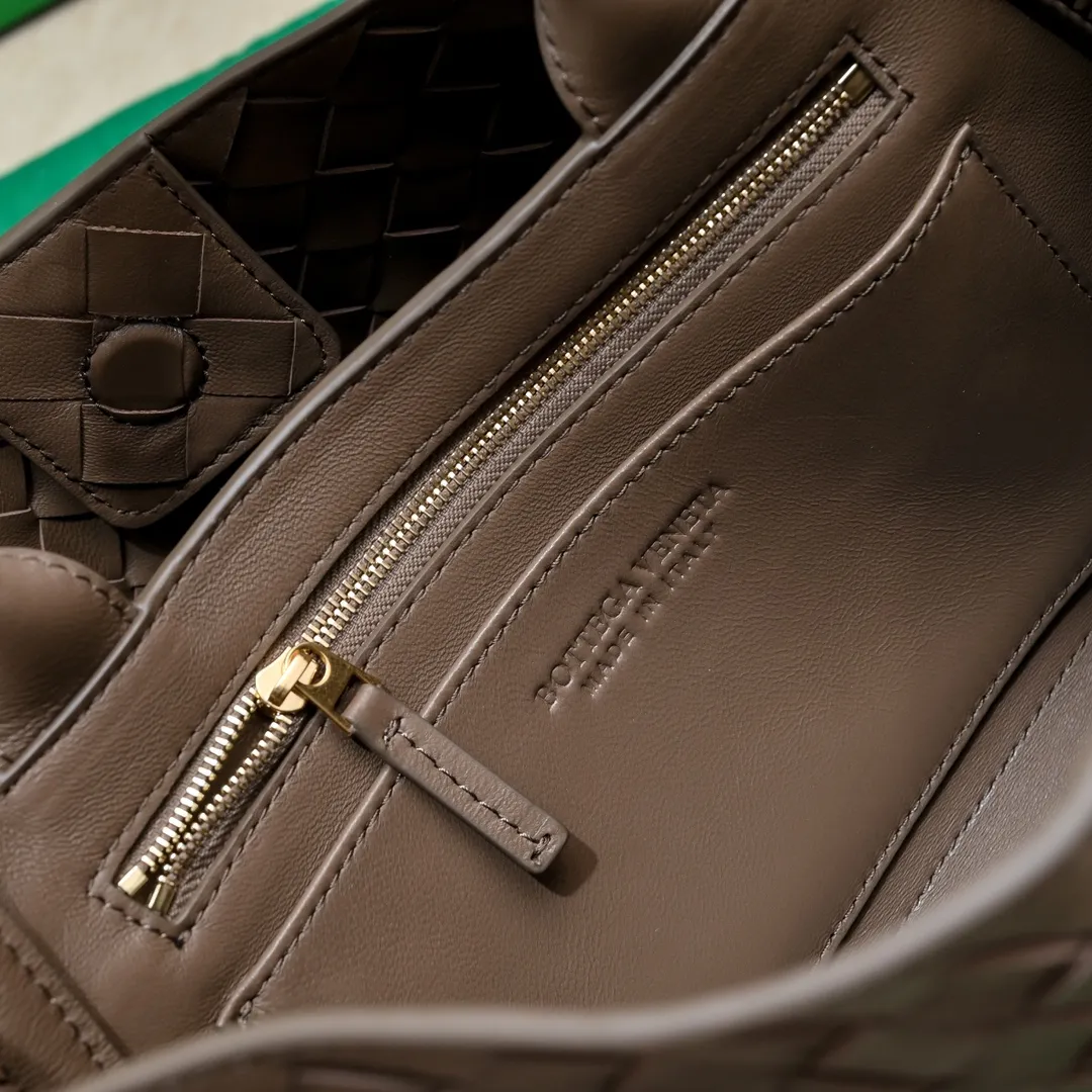 Batch 1960 #Bottega Veneta new horizontal Andiamo handbag, many stars have the same style 🎈 Classic full-body leather weaving with golden rope buckle, stable and chic enough [proud] The whole body is made of Nappa sheep leather, comfortable, soft and dynamic. The sliding metal rope buckle can adjust the shoulder strap, single shoulder / handbag / crossbody, multiple carrying methods, large bag capacity, suitable for commuting / daily / travel This bag is divided into small/medium/large sizes. There is always one that suits you, so take me with you🎀🎀 Size: 29x18x10 Model: 6463#